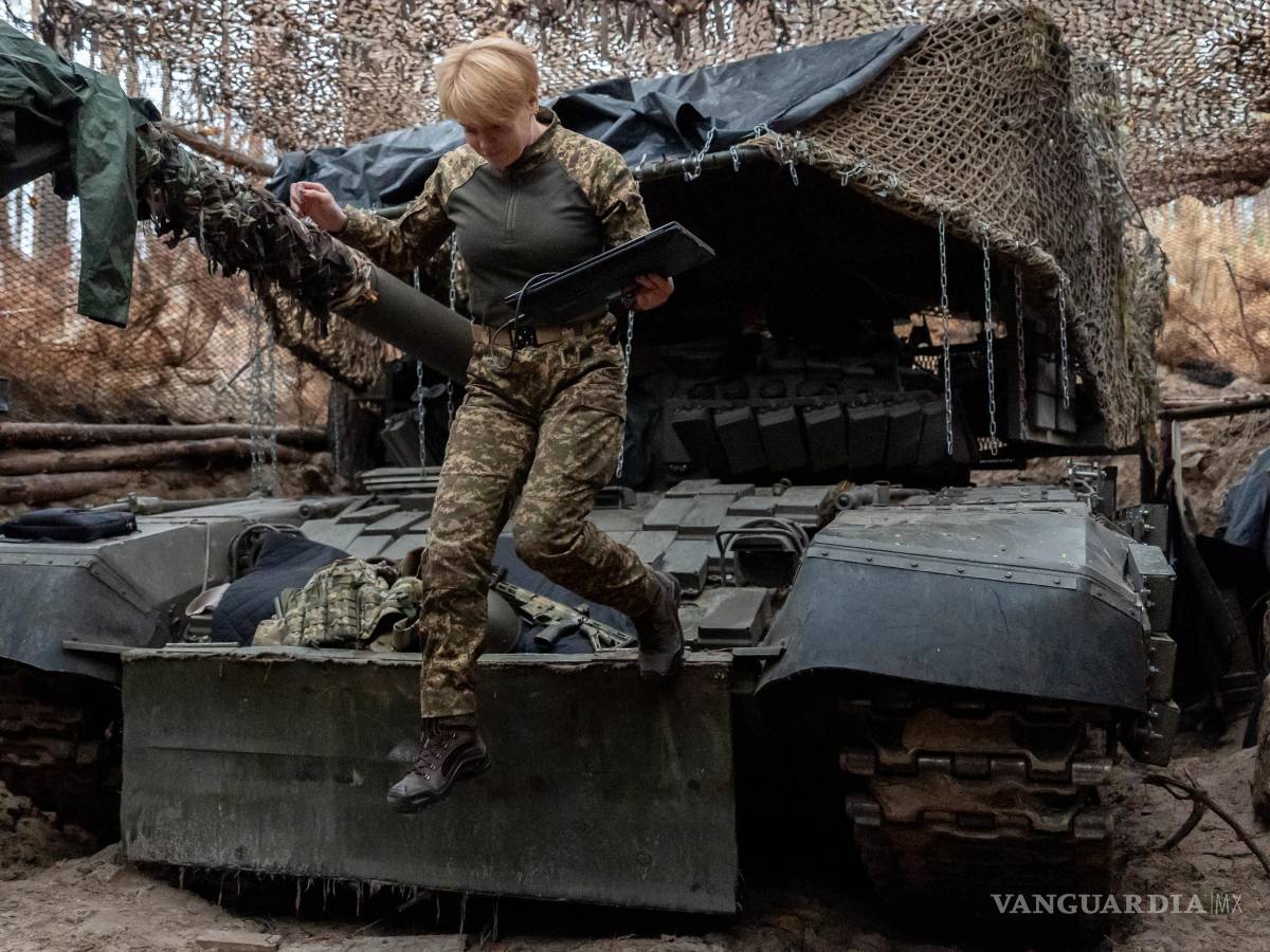 $!Un soldado ucraniana de la brigada Khartia, que responde al nombre de Muza, salta de un tanque en Járkiv Oblast, Ucrania.