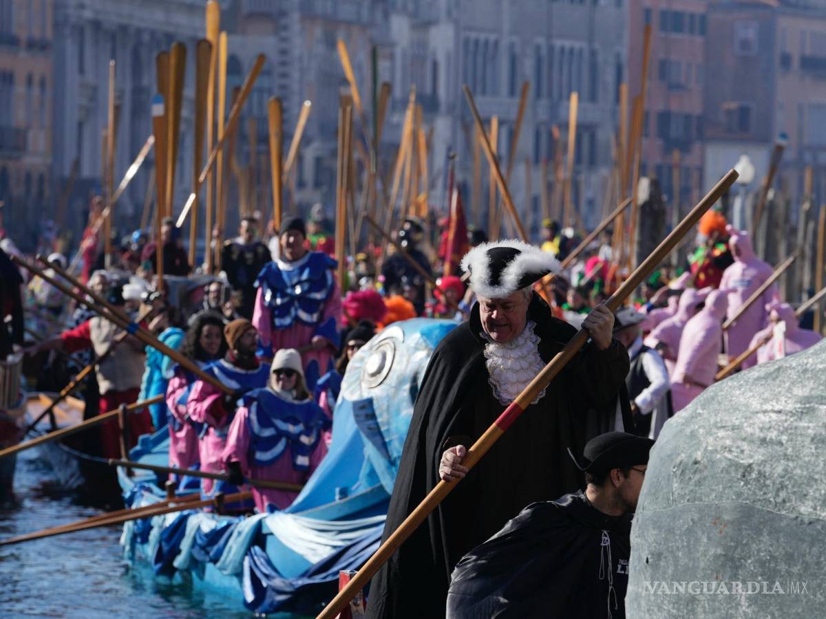 $!Embarcaciones participan en el tradicional desfile en góndola del Carnaval de Venecia, Italia, el 28 de enero de 2024.
