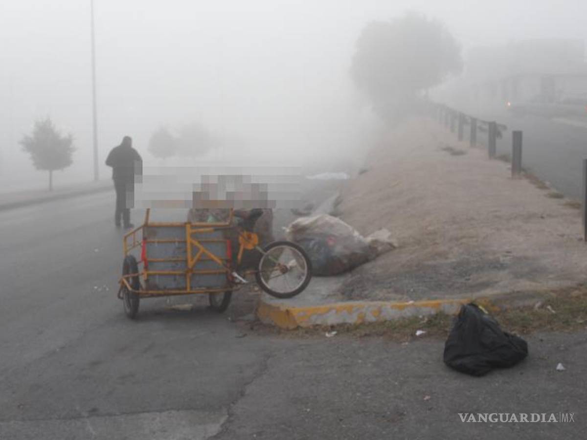 $!El recolector ya había terminado su jornada y llevaba costales llenos de plástico y una cubeta con cobre.