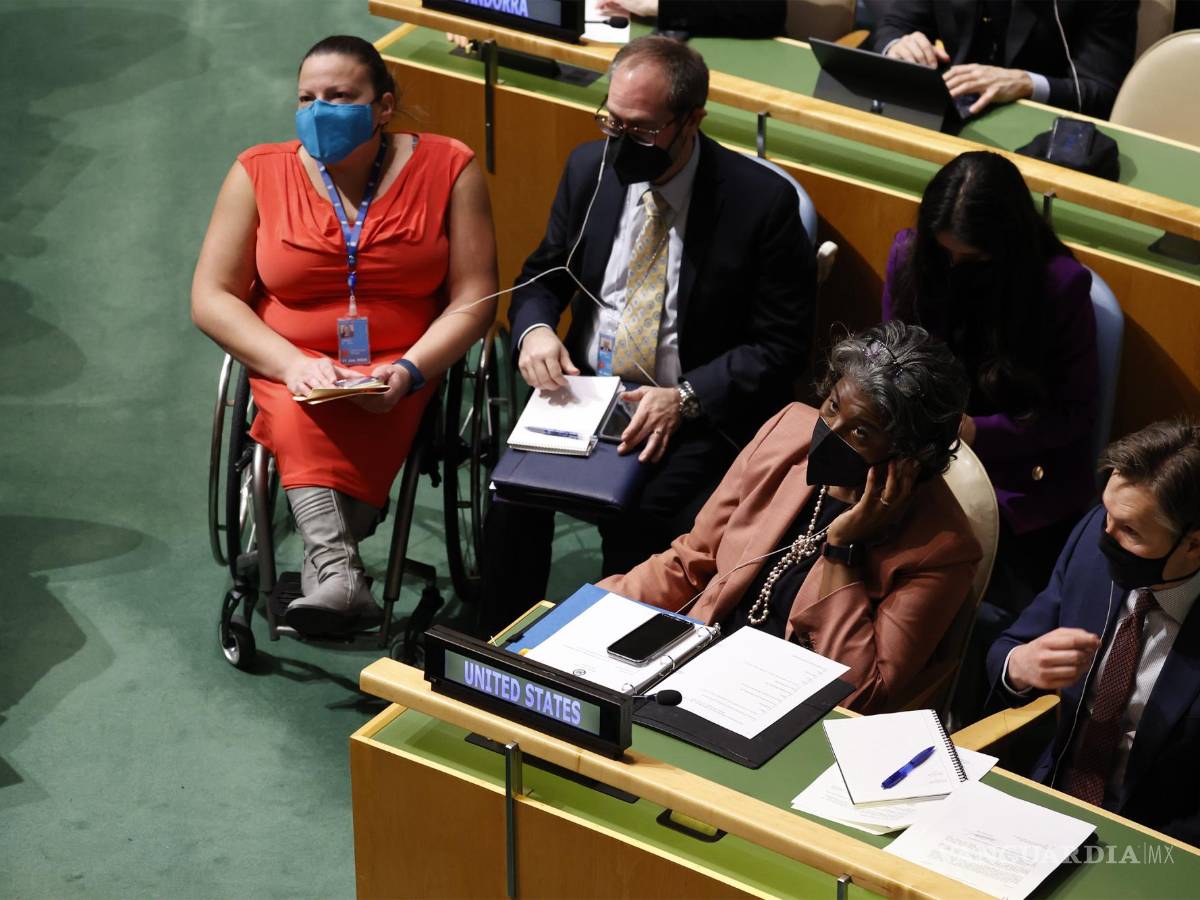 $!La Embajadora de EU ante la ONU, Linda Thomas-Greenfield (c), con su delegación en la Asamblea General de las Naciones Unidas durante en Sede de la ONU.