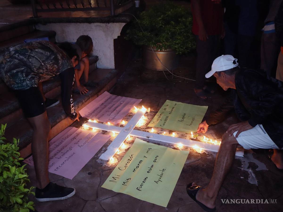 $!Migrantes realizan una vigilia en solidaridad con las victimas del huracán Otis, en la madrugada de hoy, en Tapachula | Foto: EFE
