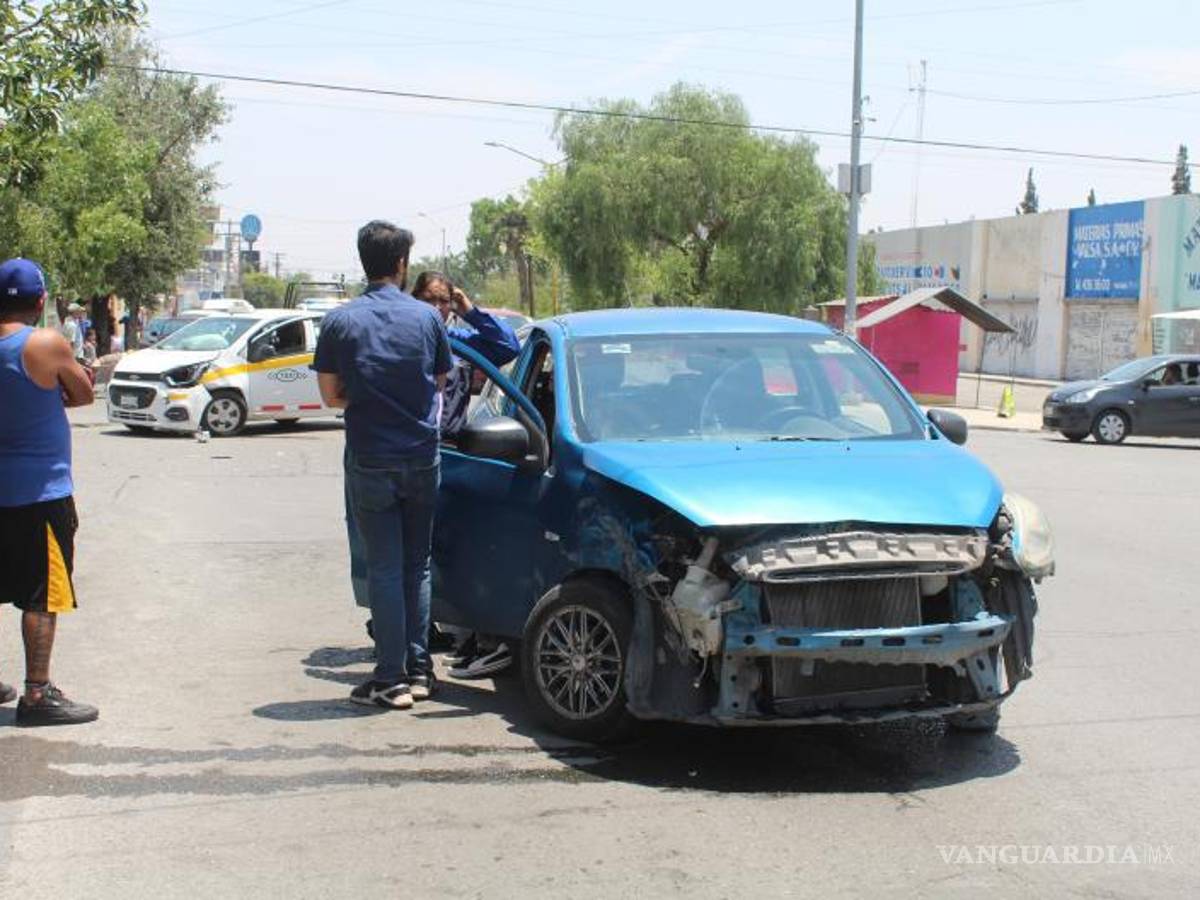 $!El auto de la conductora también quedó severamente dañado.