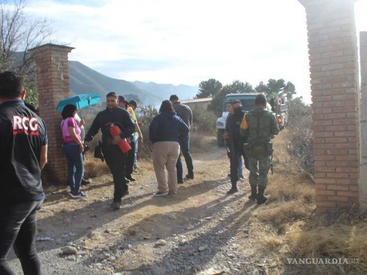 $!El fuego, avivado por el viento, consumió estructuras de madera y plástico almacenado en el lugar.