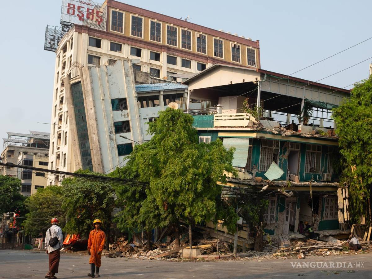 $!Más de 1,000 personas murieron y miles resultaron heridas después de que un terremoto de magnitud 7.7, según el gobierno de Myanmar.