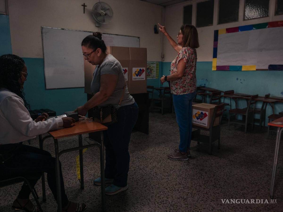 $!Trabajadores electorales durante las elecciones del domingo en Caracas.