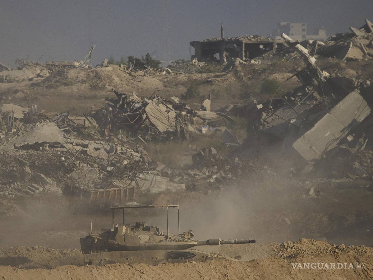 $!Soldados israelíes conducen un tanque dentro de la Franja de Gaza visto desde el sur de Israel. El ejército avanza con sus planes de realizar una gran ofensiva.