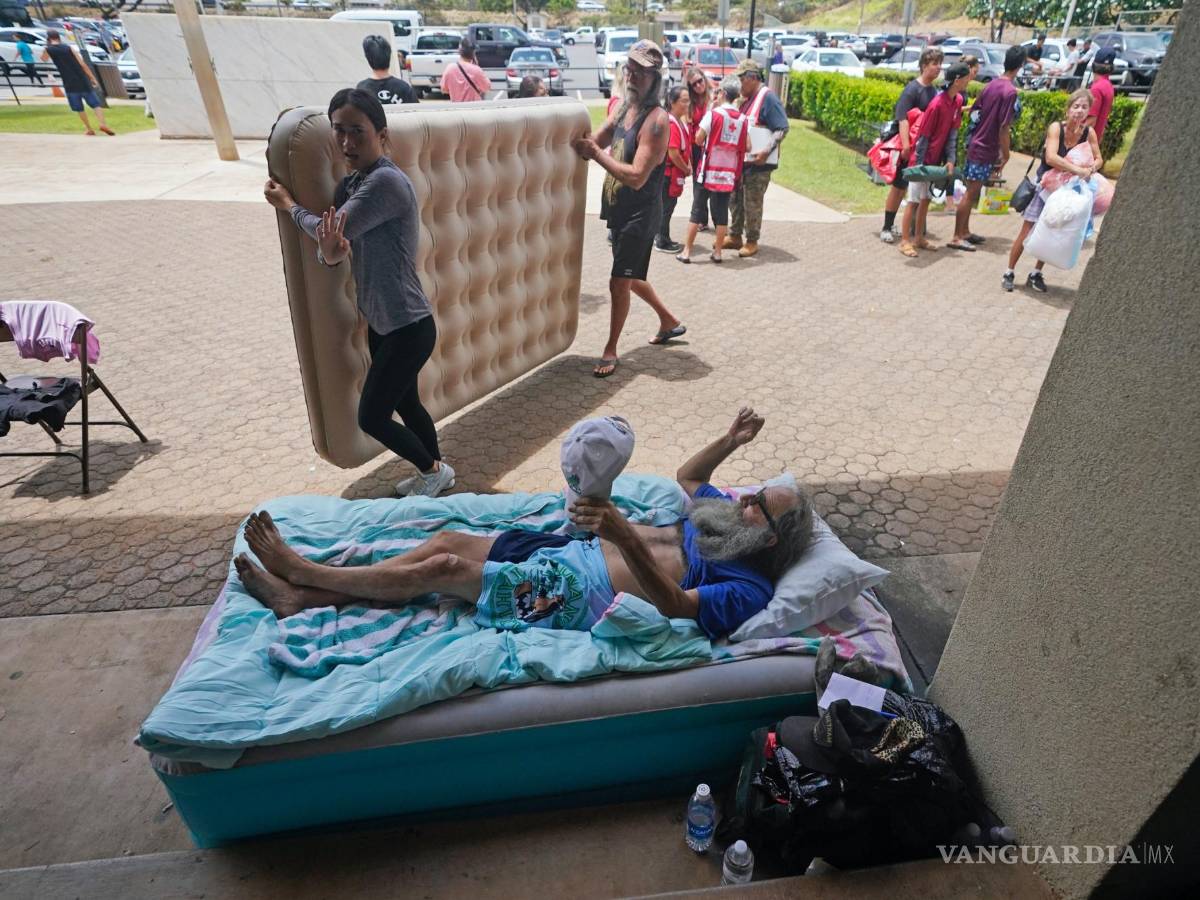 $!Thomas Leonard en un colchón hinchable en un centro para evacuados habilitado en el War Memorial Gymnasium, luego de que su casa en Lahaina se quemara.