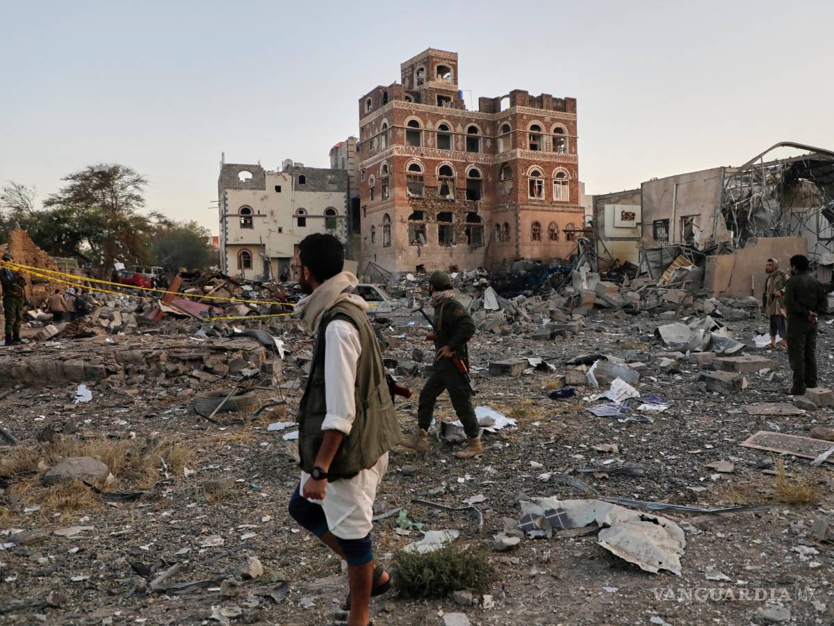 $!Residentes revisan los escombros después de un ataque aéreo estadounidense, el jueves 20 de marzo de 2025, en Saná, Yemen.