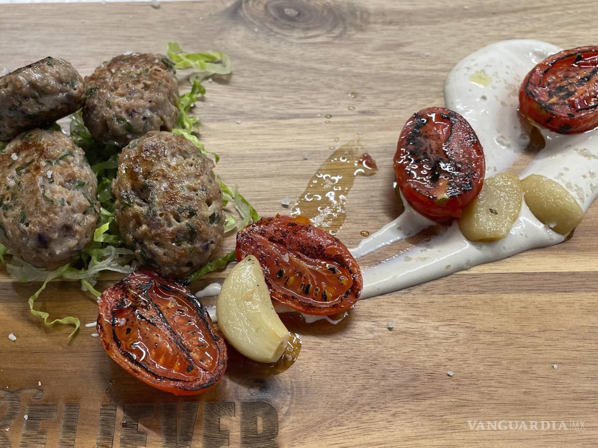 $!El chef de Investigación y Desarrollo de Believer Meats, Andrés Voloschin, muestra un plato elaborado con el producto de cordero cultivado en Rehovot, Israel.