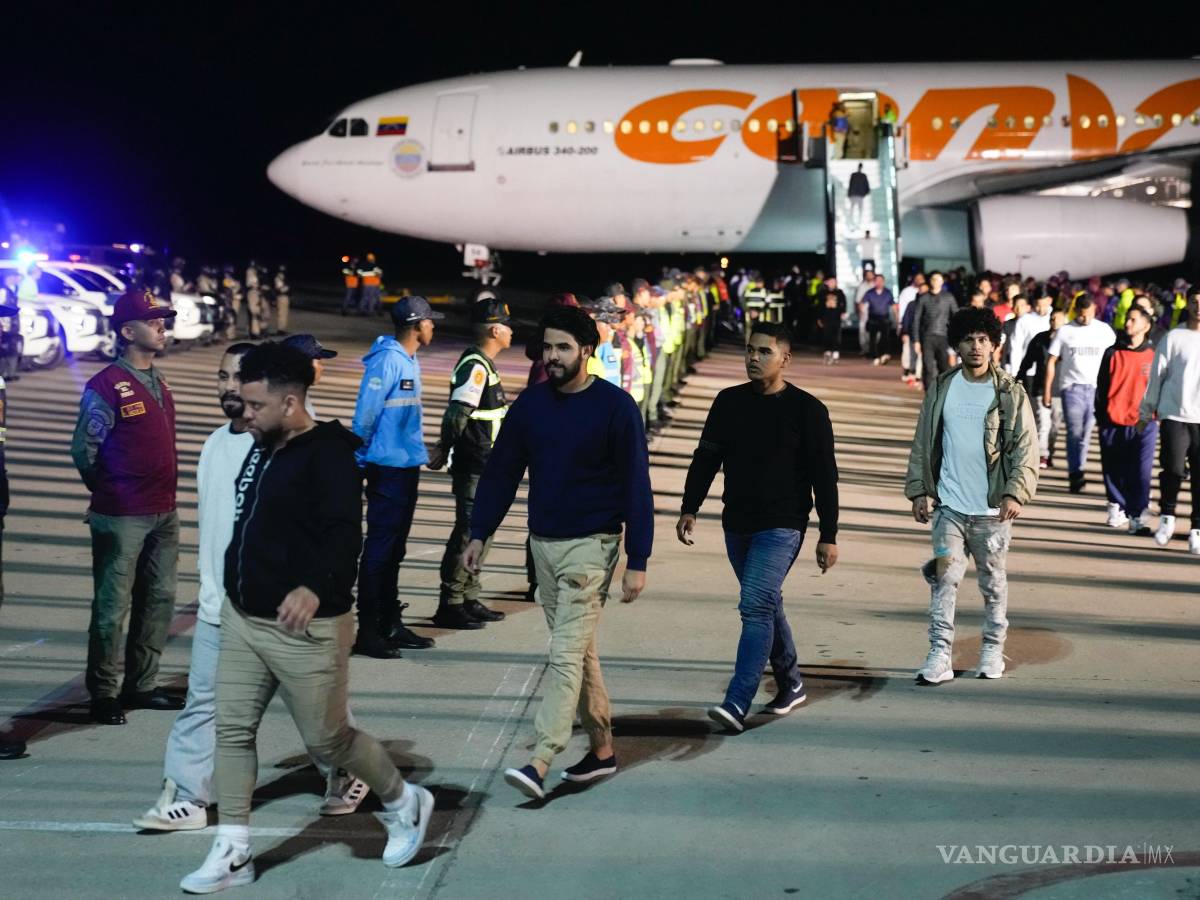 $!Migrantes venezolanos deportados de Estados Unidos a su llegada al Aeropuerto Internacional Simón Bolívar, en Maiquetía, Venezuela.