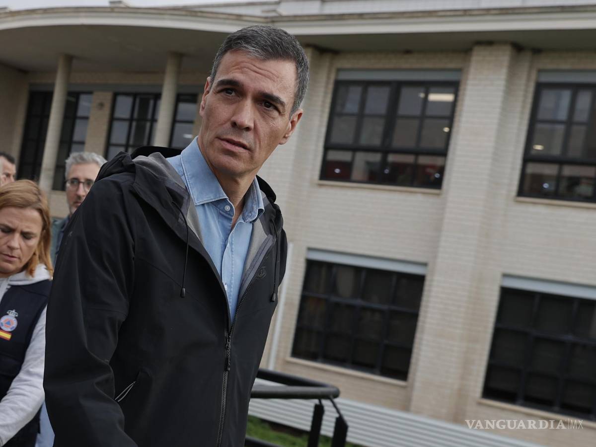$!El presidente del Gobierno, Pedro Sánchez, en el Centro de Emergencias de la Generalitat en Valencia.