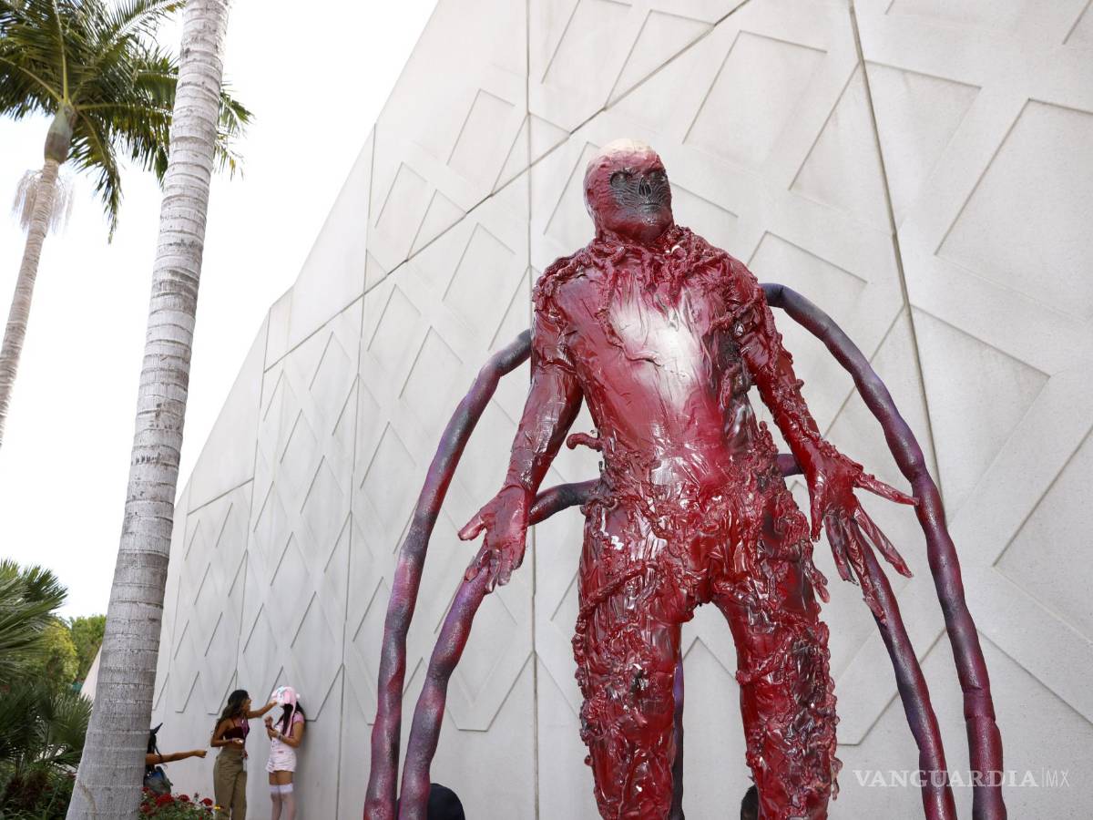 $!Una estatua de Vecna de Stranger Thingsse encuentra afuera del centro de convenciones de San Diego.
