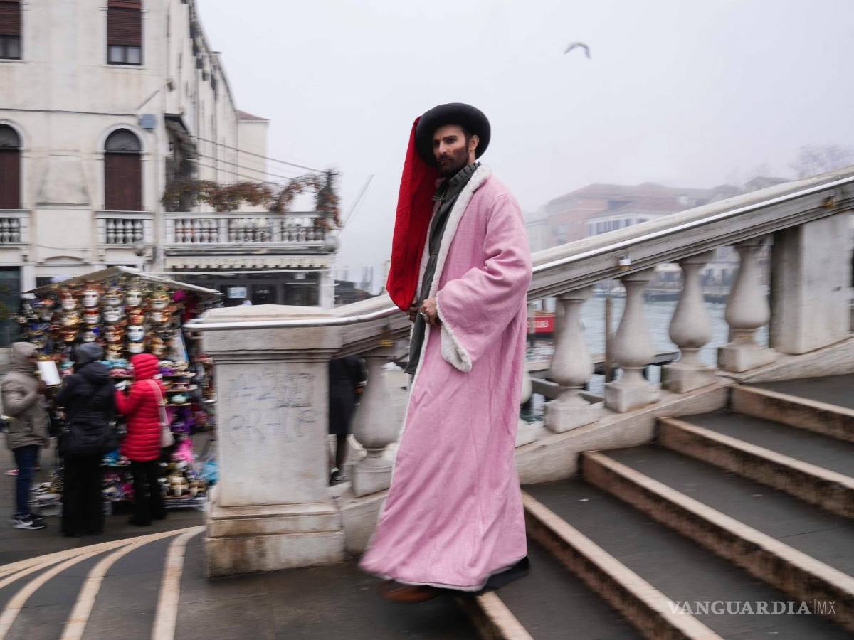 $!Un hombre disfrazado de Marco Polo baja las escaleras de un puente durante la inauguración del Carnaval, en Venecia, Italia.