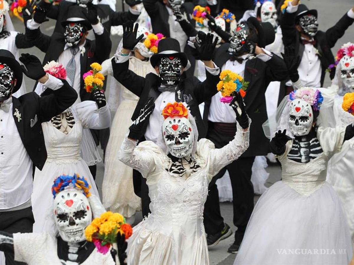 $!Los muertos toman calles de la Ciudad de México en un macrodesfile (fotos)