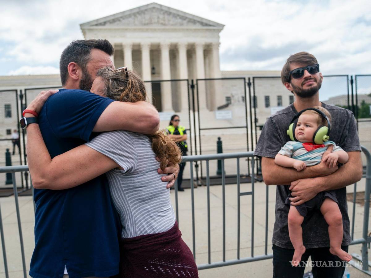 $!El activista antiabortista Matt Lockett (i); su esposa, Kim Lockett (2i), su yerno, Trace Brookover (d) y su nieto, Liam, reaccionan tras el fallo del Tribunal Supremo.