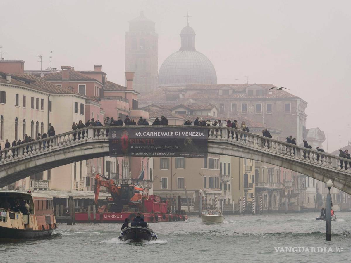 $!Una pancarta con la frase en italiano Carnaval de Venecia”, el impresionante viaje de Marco Polo, sobre un puente durante la jornada inaugural del Carnaval.