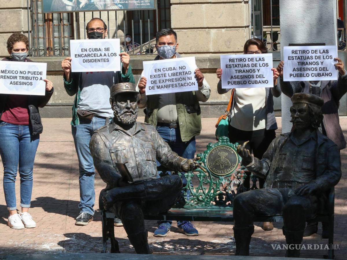 $!Integrantes de la Misión Rescate México CDMX exigieron el retiro de las estatuas de Fidel Castro y Ernesto “Che” Guevara, del conjunto escultórico El Encuentro.