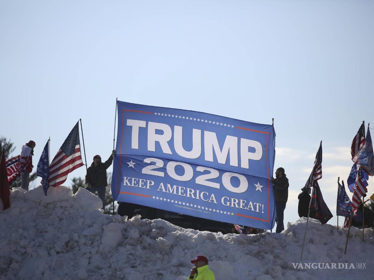 $!Partidarios reciben a Donald Trump antes de su discurso ante el Comité Estatal Republicano de Nuevo Hampshire en Salem, Nuevo Hampshire.