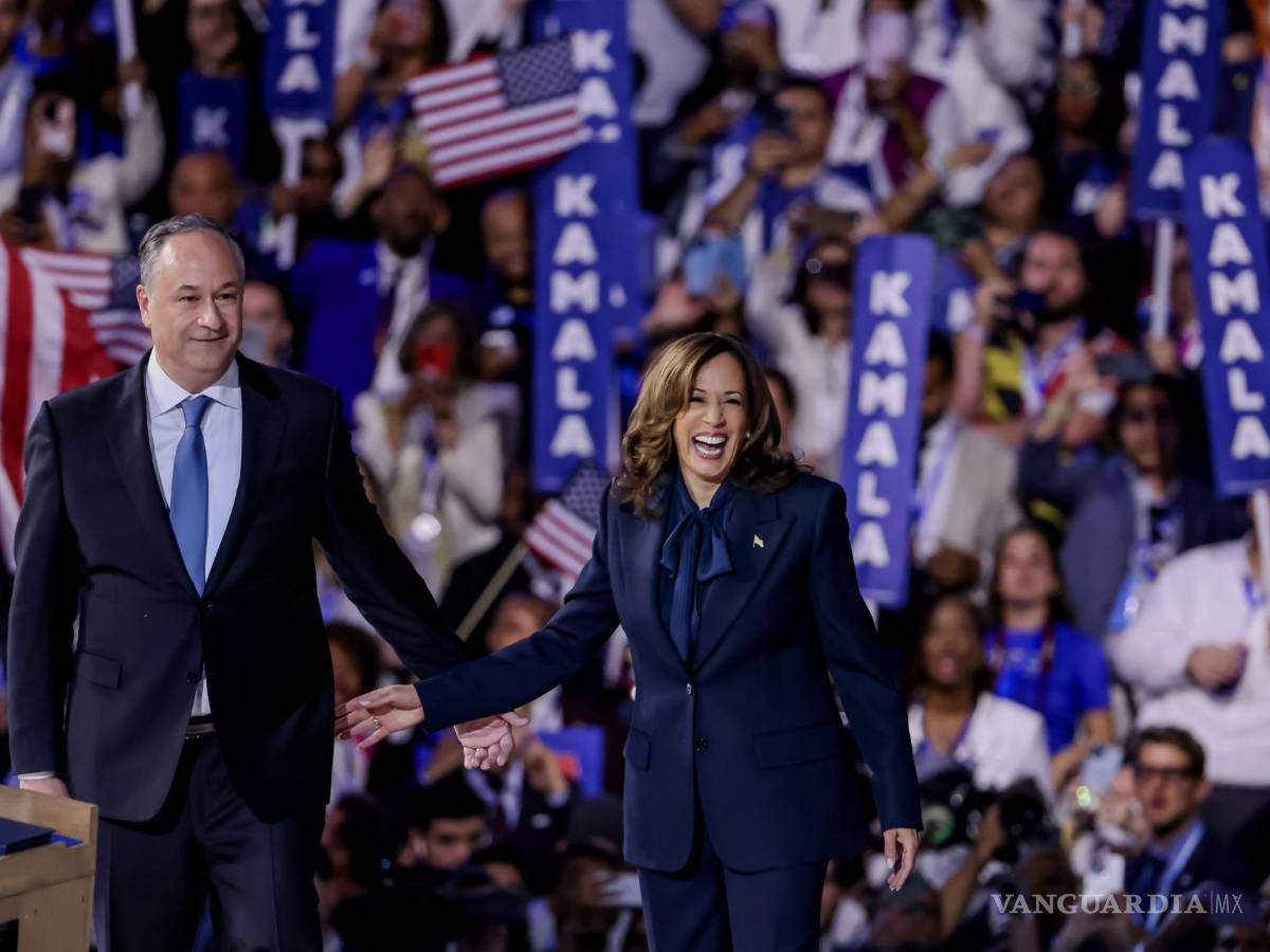 $!La candidata presidencial demócrata y vicepresidenta, Kamala Harris , y su esposo, el segundo caballero Doug Emhoff , en la Convención Nacional Demócrat.