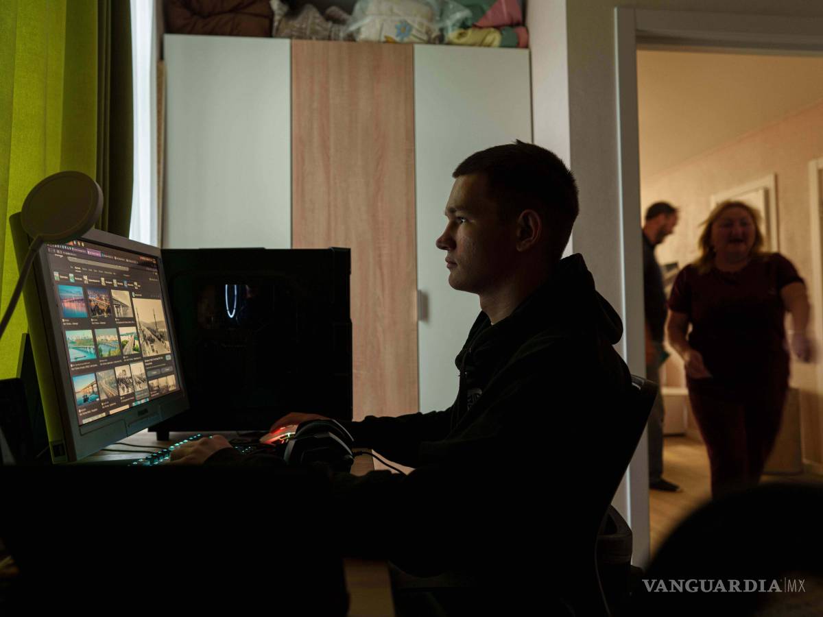 $!Mykyta Bogomol, de 16 años, trabaja en una computadora en el complejo Hansen Village donde vive en un hogar de acogida en Tarasivka, Ucrania.