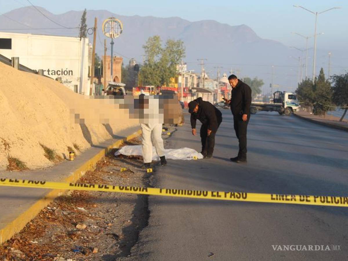 $!Agentes de Tránsito acordonaron el lugar, mientras se recopilaban evidencias del vehículo implicado.