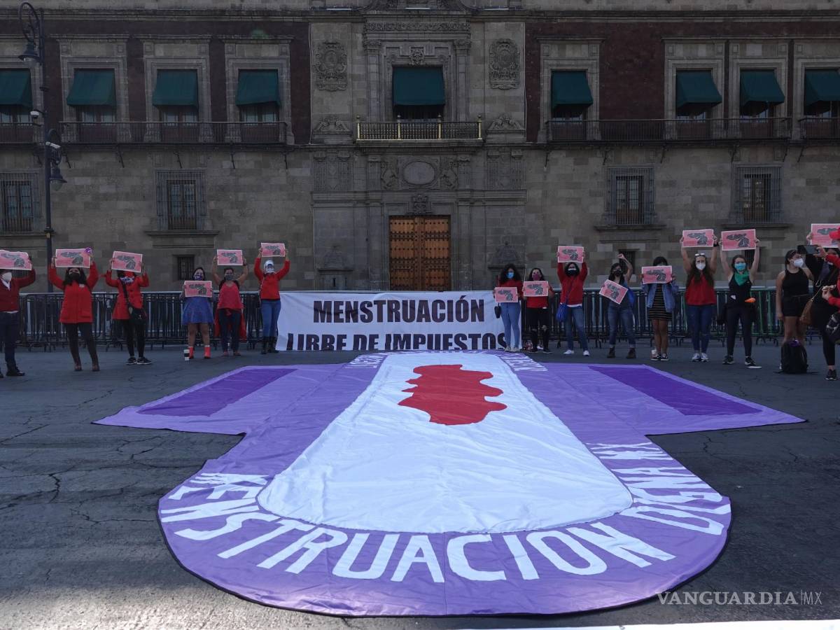$!Mujeres protestaron en la plancha del Zócalo para exigir el retiro del impuesto IVA a productos de higiene íntima, así como una desestigmatización de la menstruación.