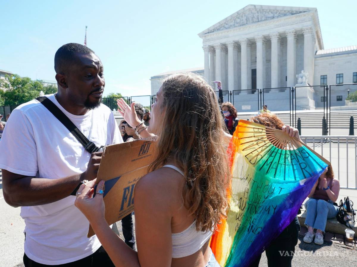 $!Jonathan Tremaine Thomas, activista de derechos civiles habla con Juliette Dueffert, activista por el derecho al aborto en Washington.
