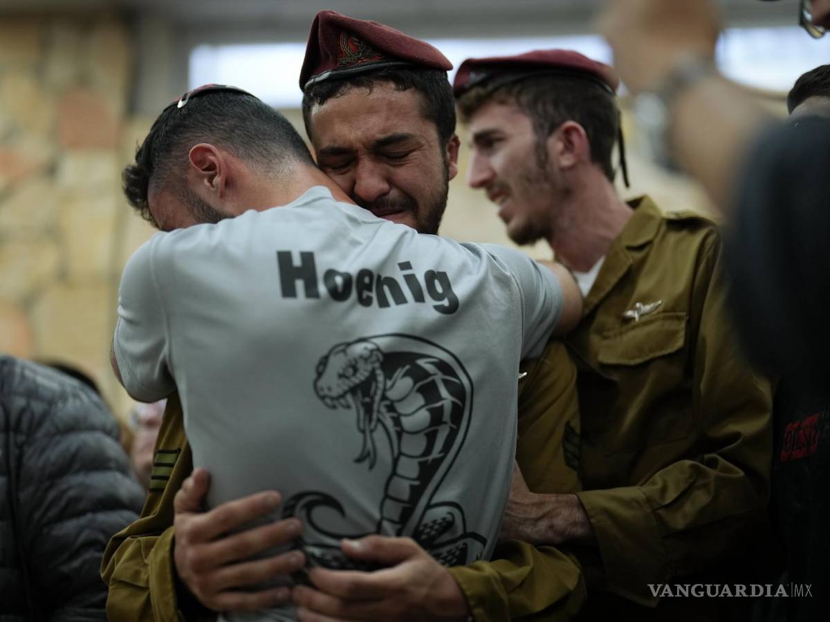 $!Dolientes se consuelan entre sí durante el funeral del soldado israelí Benjamin Loeb, quien también tenía nacionalidad francesa, el martes 10 de octubre de 2023, en Jerusalén. Loeb murió el sábado luego de que Hamas, el grupo islamista que gobierna la Franja de Gaza, llevó a cabo un ataque sin precedentes contra distintos puntos de Israel. (AP Foto/Francisco Seco)