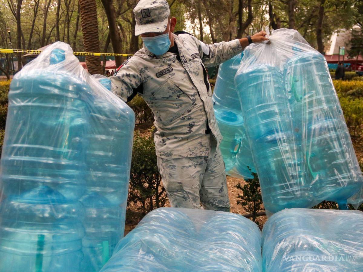 $!Miembros de la Guardia Nacional realizaron la supervisión de entrega de garrafones para los habitantes de la Ciudad de México | Foto: Cuartoscuro