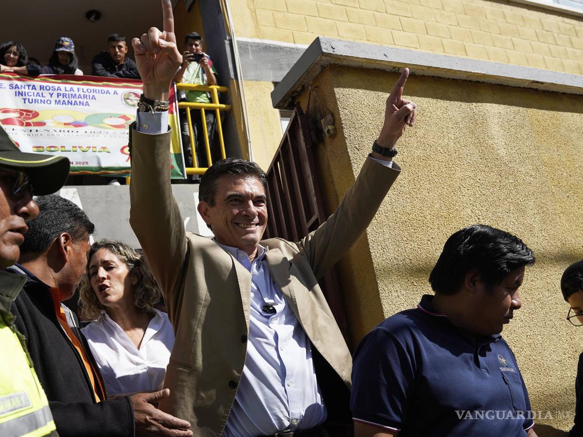 $!El candidato presidencial Rodrigo Paz saluda luego de acompañar a su hija Catalina a votar en las elecciones presidenciales en La Paz.