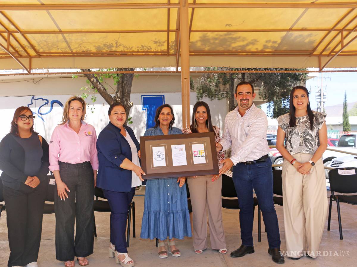 $!Liliana Salinas Valdés, presidenta honoraria del DIF Coahuila, recibe reconocimiento por su compromiso con la inclusión social y educativa.