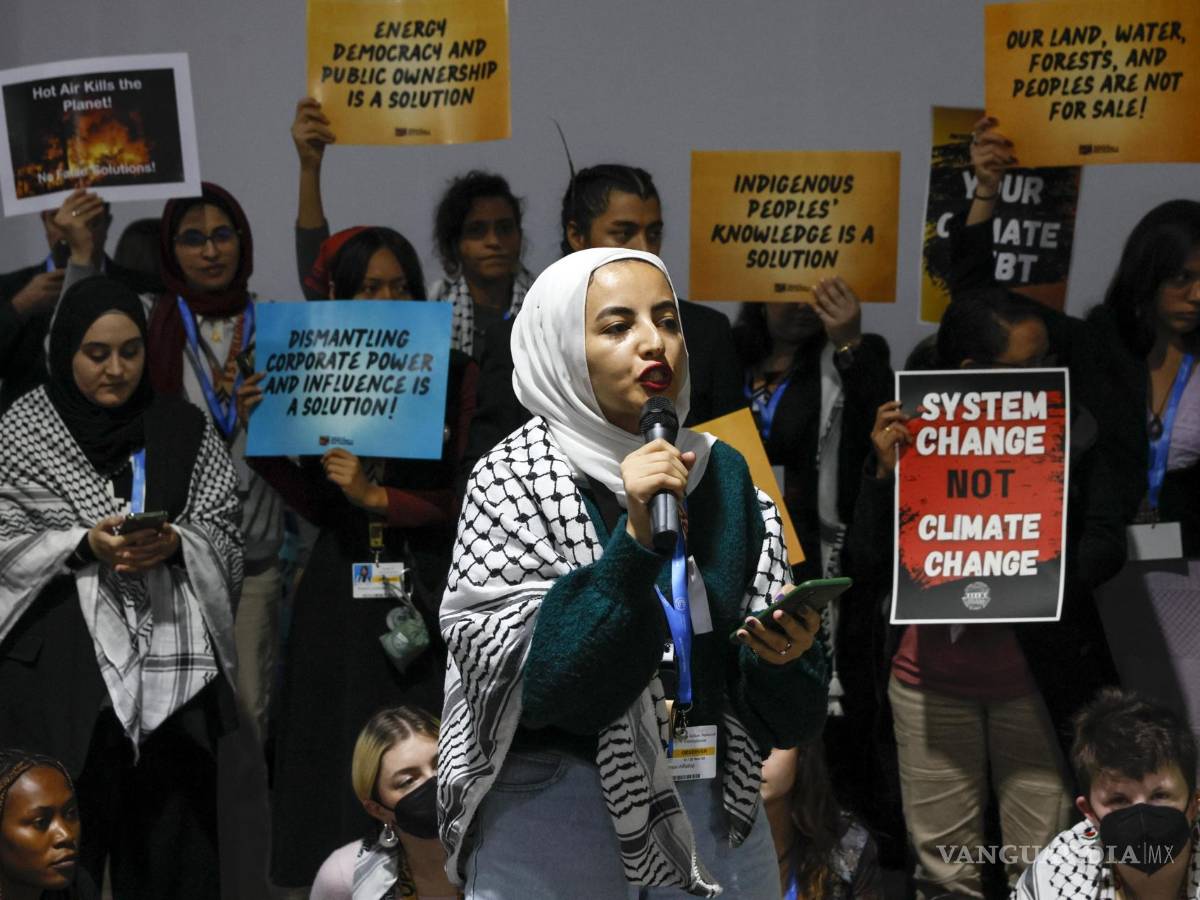 $!Activistas climáticos realizan una protesta durante la Conferencia de las Naciones Unidas sobre el Cambio Climático COP29 en Bakú, Azerbaiyán.