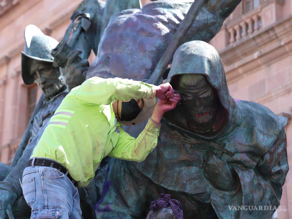 $!Cepillos metálicos en limpieza tras 8M alertan a restauradores: ‘le van a dar en la torre a escultura’