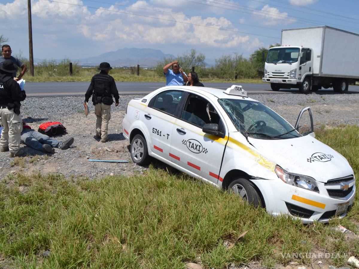 $!Pasajero asusta a taxista y lo hace volcar en Saltillo