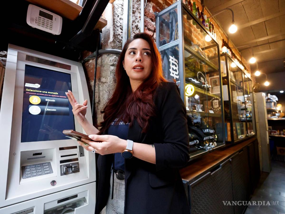 $!La cofundadora del Bitcoin Embassy Bar, Lorena Ortiz, muestra el funcionamiento de un cajero automático de bitcoin en Ciudad de México. EFE/José Méndez