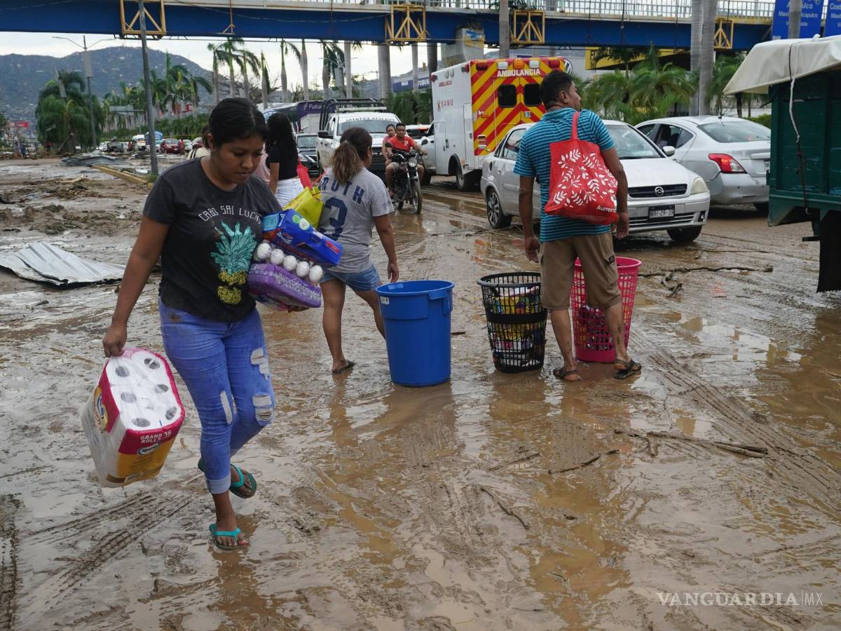 $!La gente saquea una tienda de comestibles después de que el huracán Otis arrasara Acapulco, Guerrero (México).