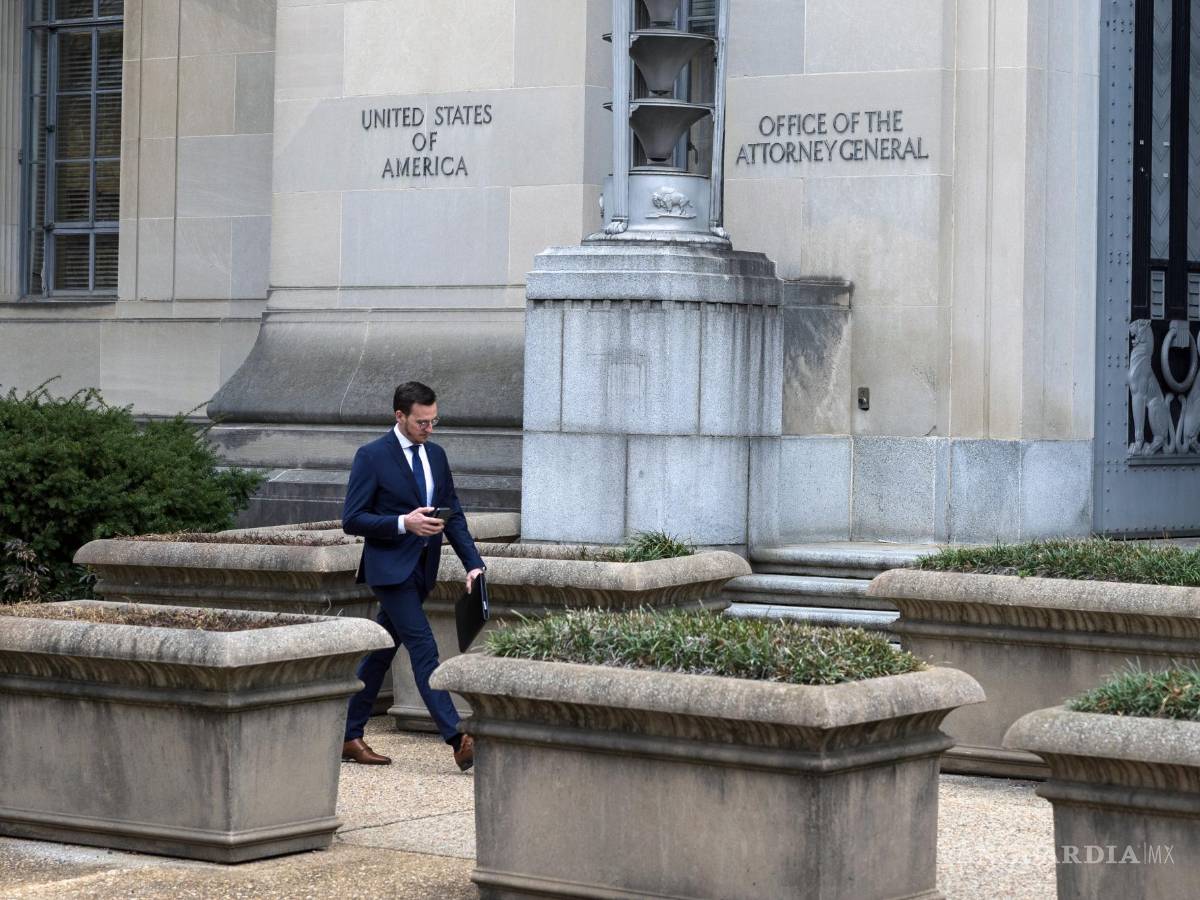 $!Un hombre pasa frente a la sede del Departamento de Justicia de EE. UU. en Washington el jueves 12 de enero de 2023. El Departamento de Justicia busca evitar las acusaciones de partidismo mediante el nombramiento de un fiscal especial que investiga el descubrimiento de documentos clasificados en la casa y la oficina del presidente Joe Biden. . (Tom Brenner/The New York Times)