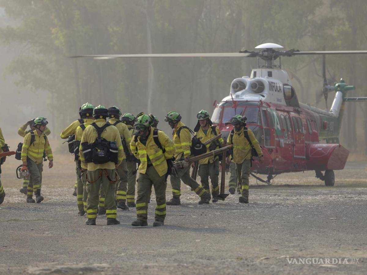 $!La propagación del fuego provocó que el sábado se cortara el servicio de trenes de alta velocidad de Madrid al noroeste de España. Se restableció el domingo por la mañana.