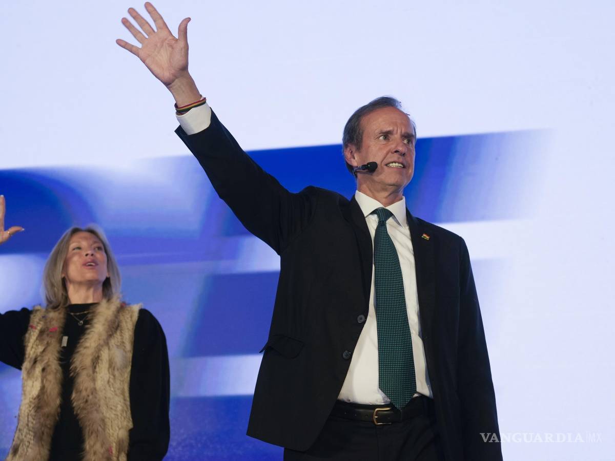 $!El candidato presidencial Jorge Tuto Quiroga, a la derecha, y su esposa, Milena Dobronic, se dirigen a sus partidarios después de los primeros resultados.