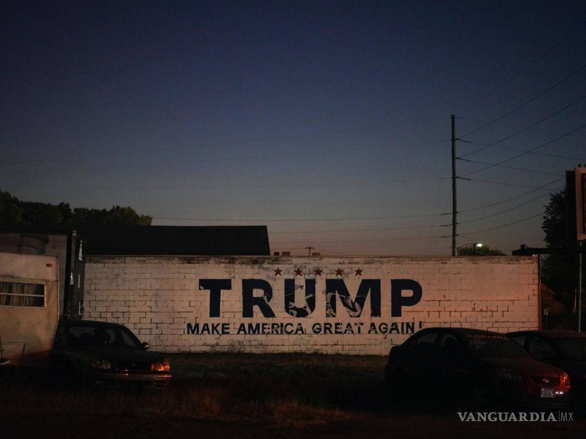 $!Un anuncio político del candidato presidencial republicano y expresidente Donald Trump está pintado en el costado de una empresa automotriz en Springfield, Ohio.