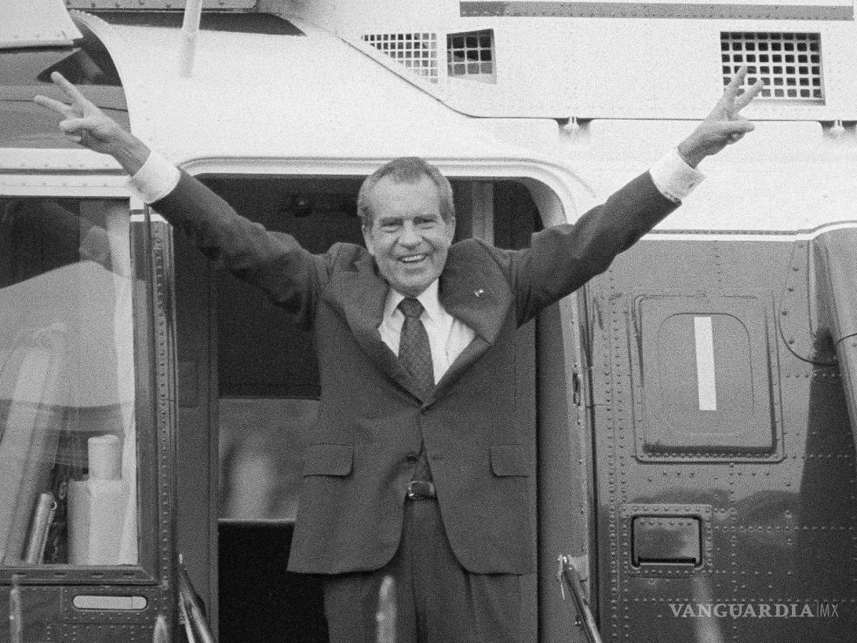 $!Richard Nixon se despide de su personal fuera de la Casa Blanca después de renunciar a la presidencia el 9 de agosto de 1974.