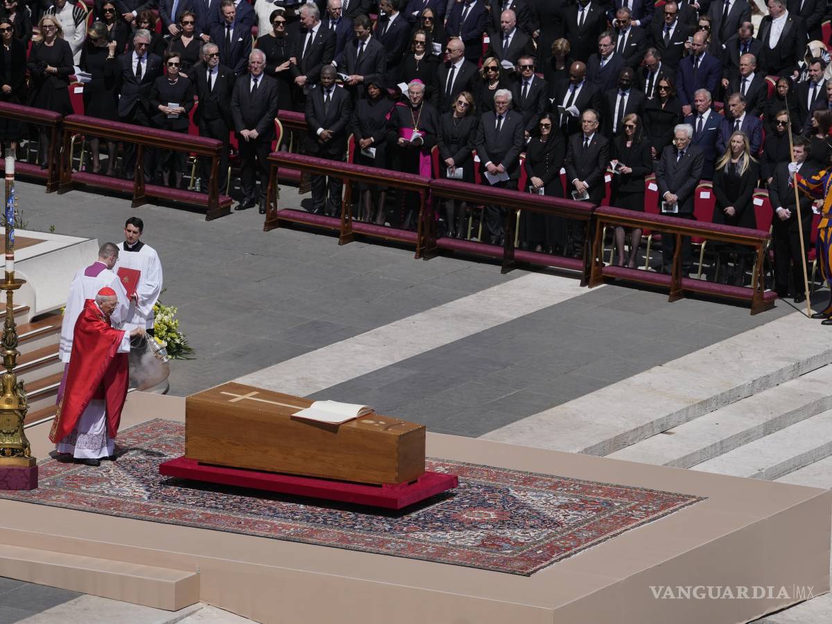 $!El decano del Colegio Cardenalicio vaticano, Giovanni Battista Re, esparce incienso sobre el ataúd del papa Francisco durante su funeral, en la Plaza de San Pedro.
