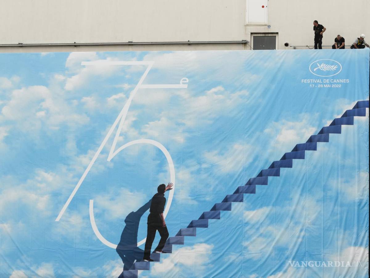 $!Trabajadores del Festival de Cine de Cannes colocan el cartel oficial en el Grand Theatre Lumiere durante los preparativos para la 75ta edición del evento en Cannes, Francia, el domingo 15 de mayo de 2022. El festival de cine de Cannes se realizará del 17 al 28 de mayo de 2022. (Foto AP/Dejan Jankovic)