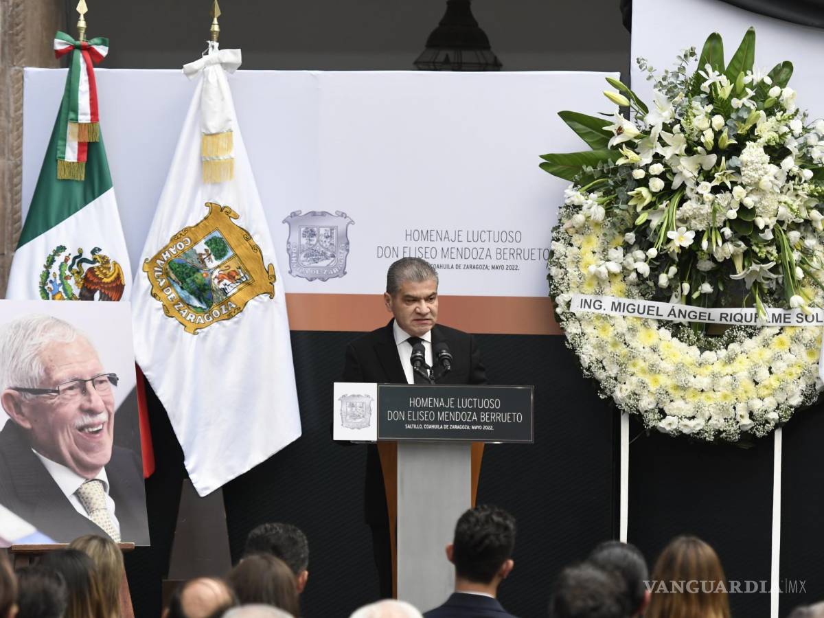 $!Saltillo, Coah. Mex. 18 de mayo del 2022 Homenaje póstumo de cuerpo presente del Ex Gobernador Eliseo Mendoza en Palacio de Gobierno, que encabezaron el gobernador miguel Riquelme, el pdte de el poder judicial Miguel Mery, y Eduardo Olmos, representante del poder legislativo.