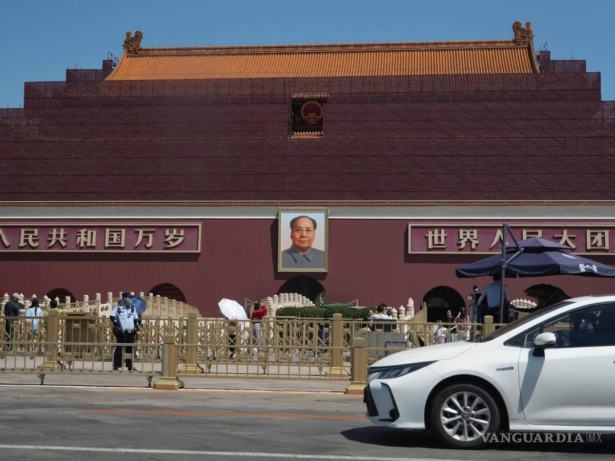 $!Personal de seguridad de guardia cerca de la Puerta de Tiananmén, en el aniversario de la sangrienta represión de 1989 contra las protestas prodemocracia.