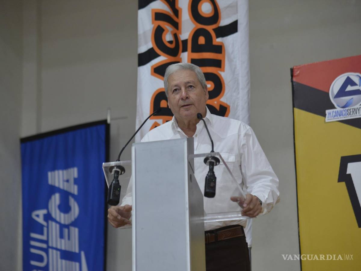 $!El alcalde de Saltillo, José María Fraustro Siller, destacó la organización y seguridad del evento durante la ceremonia de premiación en la Unidad Deportiva de la UAdeC.