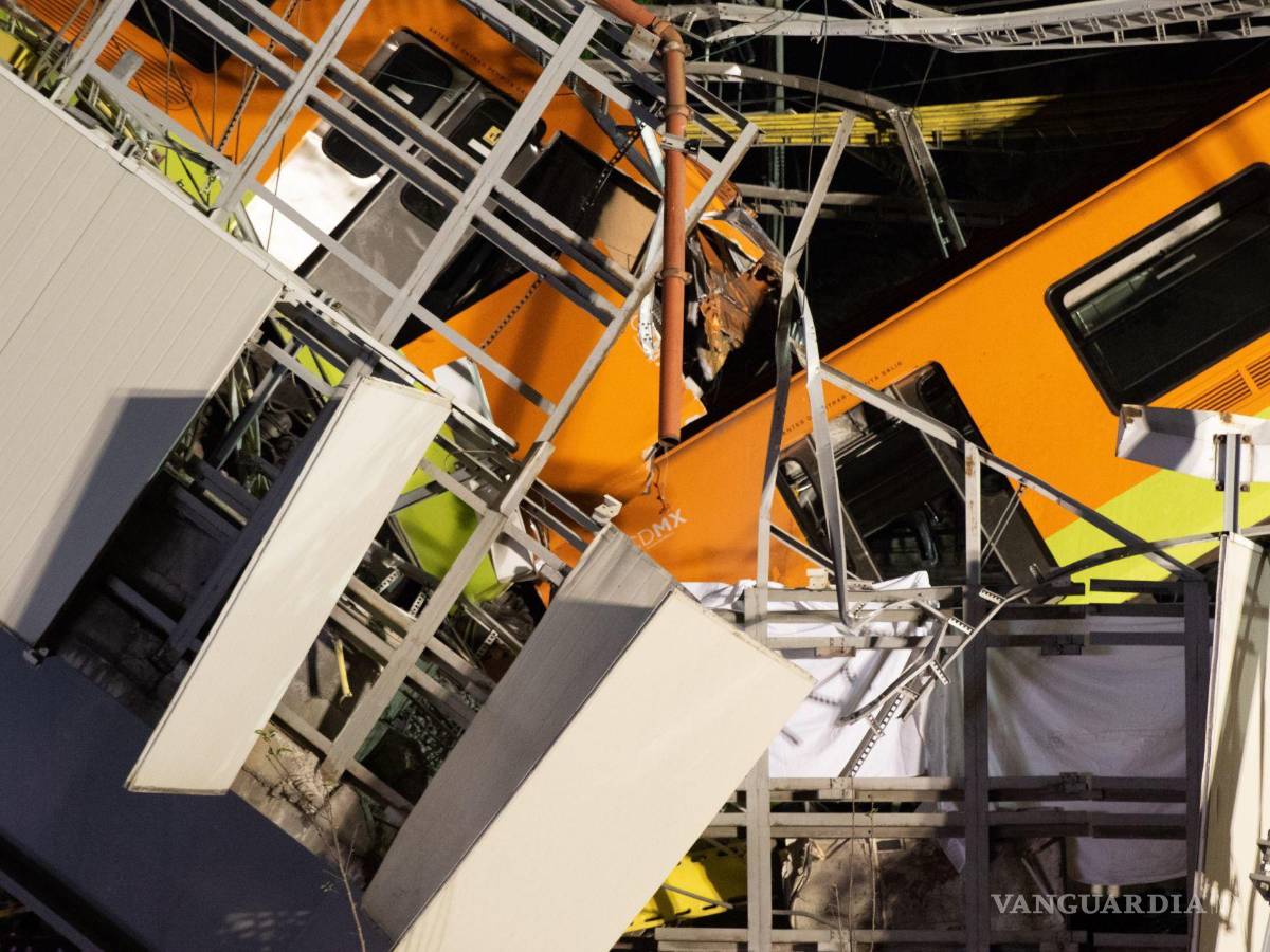 $!Dos vagones del metro quedaron colgando del tramo elevado de la Línea 12.