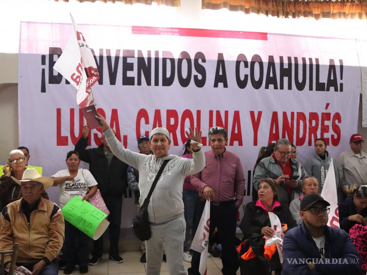 $!Asistentes a la asamblea informativa de Morena, entre ellos líderes sindicales y representantes locales, refrendan su apoyo a los principios del partido.