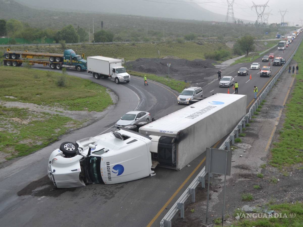 $!Vuelca tráiler y desquicia tráfico en la Saltillo-Monterrey