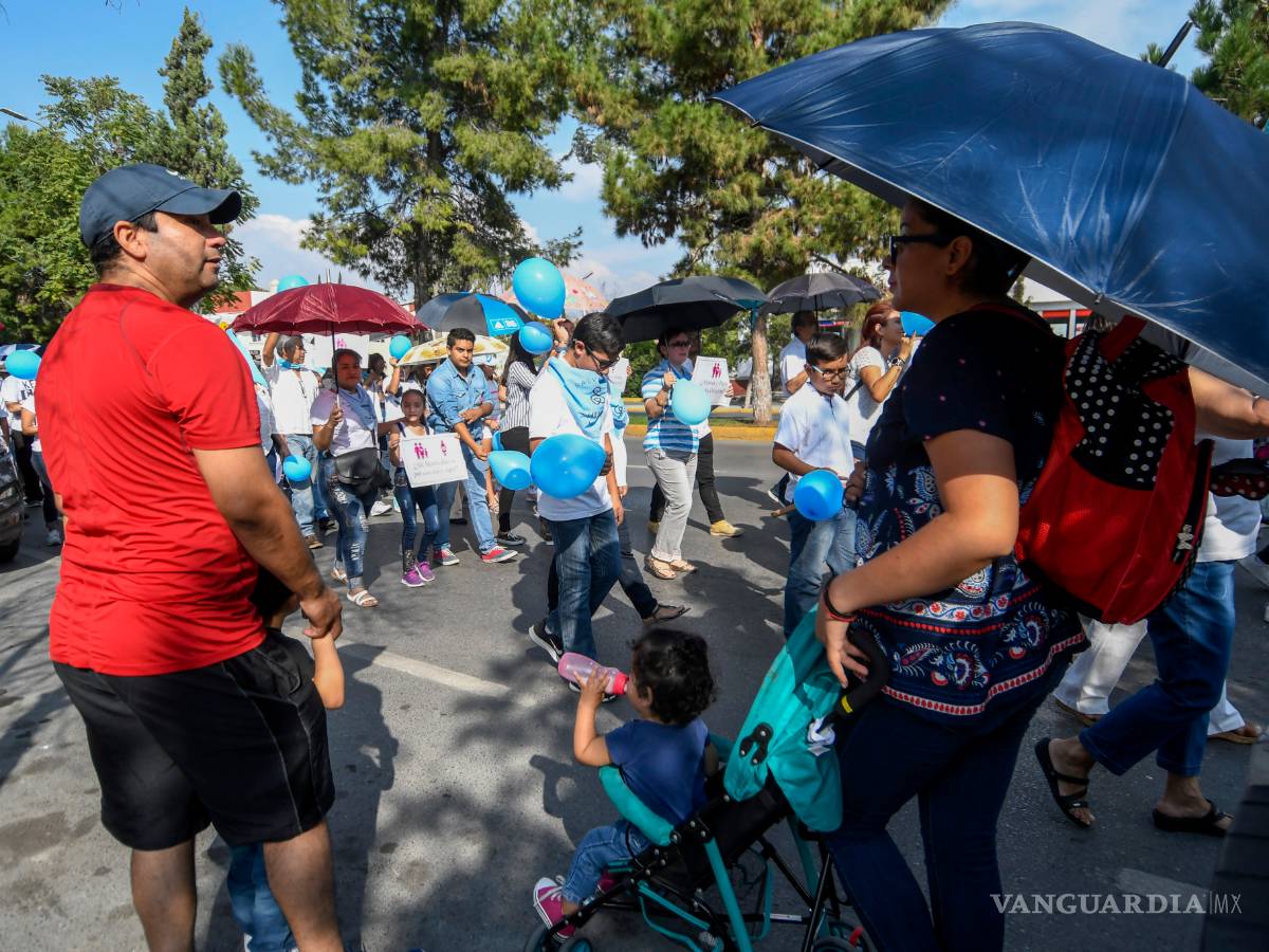 $!Marchan en Saltillo a favor de la vida y la familia tradicional; en 17 estados, en pro del aborto